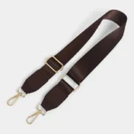 Bandoulière Tissu Satiné Finition Cuir marron foncé avec mousquetons dorés brillants et boucle métallique ajustable.