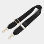 Bandoulière Tissu Satiné Finition Cuir noire avec mousquetons métallisés dorés et boucle réglable brillante, présentée sur fond clair.