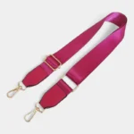 Bandoulière Tissu Satiné Finition Cuir rose vif avec mousquetons dorés et boucle réglable en métal brillant