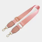 Bandoulière Tissu Satiné Finition Cuir rose avec mousquetons dorés et boucle réglable en métal brillant.