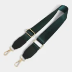 Bandoulière Tissu Satiné Finition Cuir vert bouteille avec mousquetons dorés et boucle réglable en métal doré.