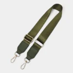 Bandoulière Tissu Satiné Finition Cuir vert kaki avec mousquetons métallisés dorés et boucle de réglage brillante.