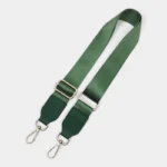 Bandoulière Tissu Satiné Finition Cuir vert sapin avec mousquetons métalliques dorés, la texture lisse ressort nettement.