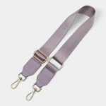 Bandoulière Tissu Satiné Finition Cuir violet clair avec boucle réglable en métal doré brillant et empiècements aux extrémités