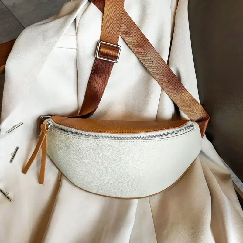 Sac banane cuir grainé femme beige et camel posé de face, avec sangle bicolore marron et boucle métal