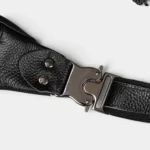 Petit sac banane cuir noir grainé, gros plan sur la sangle avec clip métallique chromé