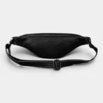 Petit sac banane cuir grainé noir posé de face, avec sangle réglable et fermeture zippée chromée