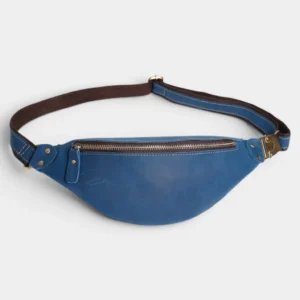 Petit sac banane cuir bleu posé à plat face, avec sangle contrastée et fermeture zippée en métal