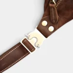 Petit sac banane cuir marron, gros plan sur la sangle avec boucle métallique argent et surpiqûres contrastantes