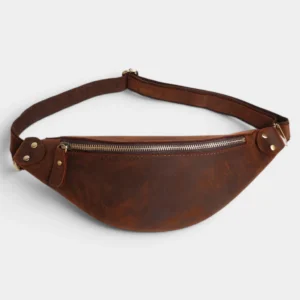 Petit sac banane cuir marron vintage posé à plat de face, avec fermeture zippée dorée