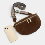 Sac banane marron en simili cuir effet daim posé de face avec sangle à motif tressé et fermeture dorée