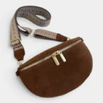 Sac banane en simili cuir marron posé de face, avec sangle à motif tressé et double fermeture dorée