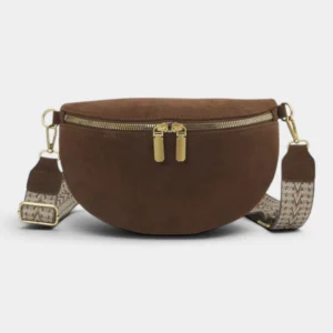 Sac banane marron en daim posé de face, avec sangle à motifs chevrons et fermeture dorée