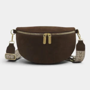 Sac banane en daim marron foncé, posé de face avec sangle à motifs chevrons et fermeture dorée