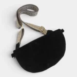 Sac banane noir en simili cuir aspect daim vu arrière à plat avec sangle tissée motif chevron et boucle métal