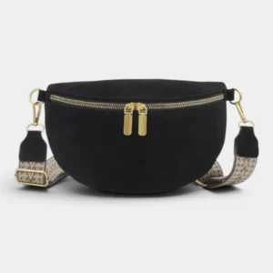 Sac banane en simili cuir noir profond posé de face, avec sangle à motifs graphiques et fermeture dorée