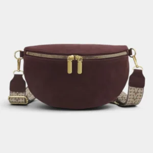 Sac banane en simili cuir bordeaux foncé posé de face, avec sangle à motif chevron et fermeture dorée