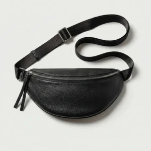Sac banane cuir grainé noir posé à plat de face avec sangle noire ajustable et fermeture éclair argentée