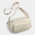 Sac banane velours côtelé beige posé de face avec sangle jacquard à motif chevron clair