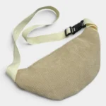 Sac banane velours côtelé beige posé à plat vu de dessus avec sangle tissu crème et boucle plastique noire