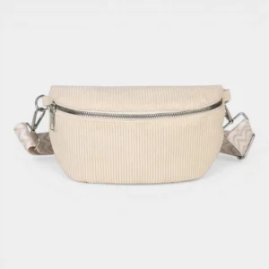Sac banane velours côtelé beige clair posé de face, avec sangle à motif chevron et zip argenté