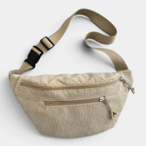 Sac banane velours côtelé beige posé à plat, vu de face avec sangle beige et boucle plastique noire