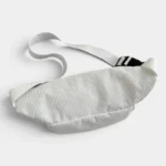 Sac banane velours côtelé blanc posé de face avec sangle ajustable et boucle en plastique