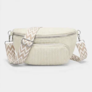 Sac banane velours côtelé écru posé de face, avec sangle à motif chevron beige et attache métal