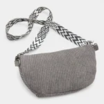 Sac banane velours côtelé gris posé à plat vu de dessus arrière avec sangle jacquard motif géométrique