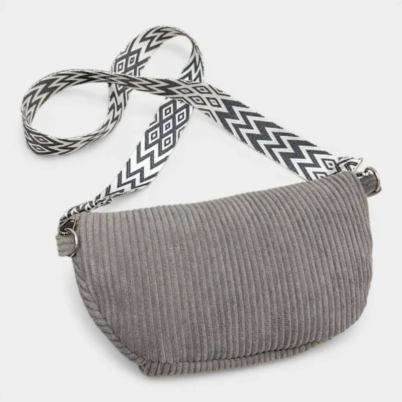Sac banane velours côtelé gris posé à plat vu de dessus arrière avec sangle jacquard motif géométrique