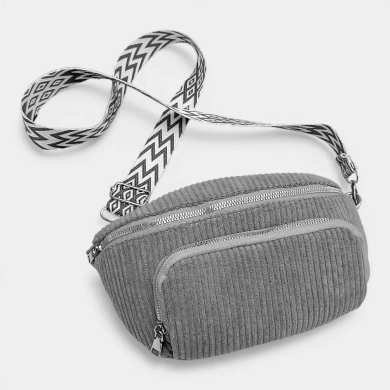 Sac banane velours côtelé gris posé de face avec sangle jacquard motif graphique