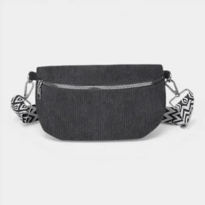 Sac banane velours côtelé gris foncé posé de face, avec sangle à motif graphique noir et blanc et attaches en métal