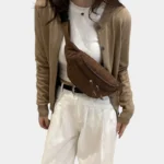 Sac banane velours côtelé marron porté en bandoulière par une femme, coupe casual chic