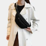 Sac banane velours côtelé noir porté en bandoulière par une femme au style minimaliste