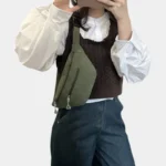 Sac banane velours côtelé vert porté en bandoulière par une femme de face au style streetwear