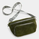 Sac banane velours côtelé vert kaki posé de face, avec sangle à motif chevron graphique