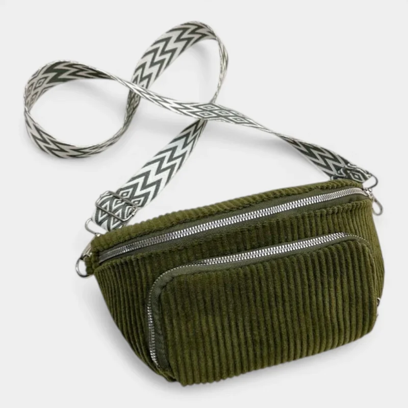 Sac banane velours côtelé vert kaki posé de face, avec sangle à motif chevron graphique