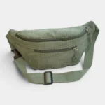 Sac banane velours côtelé vert kaki posé de face, avec grande sangle réglable et fermeture zippée assortie