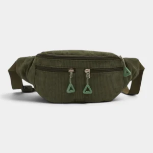 Sac banane velours côtelé vert kaki posé de face, avec tirettes vertes triangulaires sur les fermetures zippées