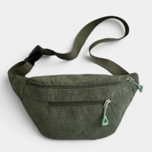Sac banane velours côtelé vert kaki foncé posé à plat, vu de face avec sangle ajustable et fermetures à tirettes vertes