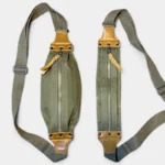 Deux versions du sac banane coton kaki et cuir, posé à plat vue de dessus rempli et vide