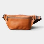 Sac Banane Cuir Vintage Homme Sac banane cuir marron posé de face avec sangle épaisse marron et fermeture éclair en métal