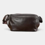 Sac Banane Cuir Vintage Homme Sac banane en cuir marron posé de face, avec fermeture éclair en métal sur le dessus
