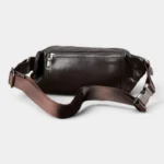 Sac Banane Cuir Vintage Homme Sac banane cuir marron foncé vue arrière, avec sangle épaisse et attache métallique