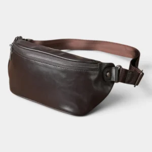 Sac banane cuir marron foncé, posé de face, avec sangle en tissu marron et fermeture zippée argentée