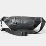 Grand sac banane cuir noir vu arrière, avec sangle en toile noire et poche zippée sur le panneau arrière