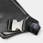 Sac Banane Cuir Vintage Homme Sac banane cuir noir vu de près, avec boucle métallique robuste sur la sangle ajustable