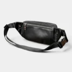 Sac Banane Cuir Vintage Homme Sac banane cuir noir posé de dos, avec sangle réglable et fermeture éclair métallique