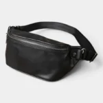 Sac Banane Cuir Vintage Homme Sac banane cuir noir posé de face, avec fermeture métallique apparente