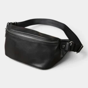 Sac banane cuir noir posé de face, avec fermeture métallique apparente